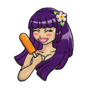 Puede incluir: Un parche bordado de una chica de anime de pelo morado con una flor rosa en el pelo, sosteniendo una paleta de hielo amarilla.