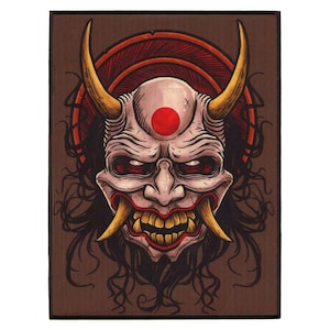Op de afbeelding: Een rechthoekige patch met een gedetailleerde illustratie van een Japans Oni-masker. Het masker is voornamelijk wit met rode ogen, een rode cirkel op het voorhoofd en lange gele hoorns en hoektanden. De achtergrond is bruin.