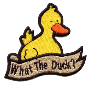 Könnte beinhalten: Gelber gestickter Bügelaufkleber mit einem Cartoon-Enten-Motiv mit orangefarbenem Schnabel und dem Text "What The Duck?" auf einem braunen Banner.