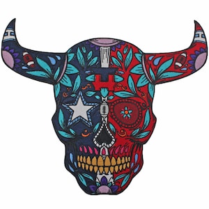 Op de afbeelding: Een kleurrijk geborduurd patch met een stieren schedel met een Texas vlag ontwerp. De schedel is versierd met bloemmotieven en de kleuren rood, blauw, wit en zwart.
