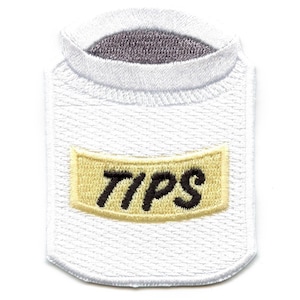 Puede incluir: Parche blanco bordado con forma de tarro con una etiqueta amarilla que dice "TIPS" en letras marrones.