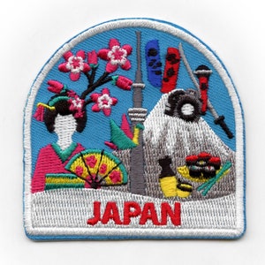 Puede incluir: Parche bordado con fondo azul y borde blanco. El parche presenta una geisha con un kimono rosa y verde, un árbol de cerezo en flor, el monte Fuji y un par de espadas. El texto "JAPÓN" está bordado en rojo en la parte inferior del parche.