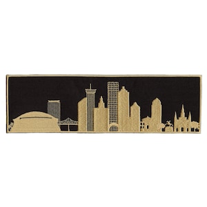 Könnte beinhalten: Gestickter Aufnäher mit einer goldenen Silhouette der Skyline von New Orleans vor schwarzem Hintergrund. Die Skyline umfasst das Superdome, den Mississippi und mehrere Wolkenkratzer.