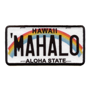 Könnte beinhalten: Weißer und schwarzer gestickter Patch mit einem Regenbogenbogen und dem Text 'HAWAII' über dem Wort 'MAHALO' und dem Text 'ALOHA STATE' darunter.