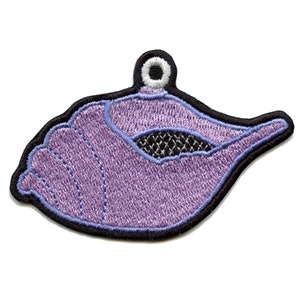 Peut inclure: Patch brodé en forme de coquille, de couleur violette, avec un contour noir et un cercle blanc au centre.