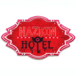 Op de afbeelding: Een rood en wit geborduurde patch met de tekst "HAZBİN HOTEL" in een gestileerd lettertype. De tekst is in een neon-lettertype met witte contouren en rode lampjes. De patch heeft een witte rand en een rode achtergrond.