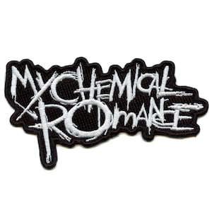 Może przedstawiać: Czarno-biała naszywka haftowana z tekstem "My Chemical Romance" w stylizowanym kroju pisma.
