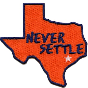 Op de afbeelding: Oranje geborduurd patch in de vorm van de staat Texas met de woorden "Never Settle" in blauwe borduurwerk en een witte ster in het midden.