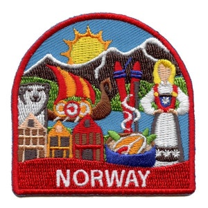 Könnte beinhalten: Gestickter Aufnäher mit einem rot-weiß-blauen Farbschema. Der Aufnäher zeigt ein Wikingerschiff, ein traditionelles norwegisches Haus, eine Frau in traditioneller norwegischer Kleidung und das Wort "NORWAY" in weißen Buchstaben auf rotem Hintergrund.