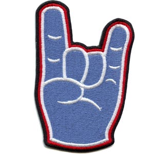 Könnte beinhalten: Ein blauer gestickter Aufnäher einer Hand, die die Rock'n'Roll-Handgeste macht. Die Hand ist rot und schwarz umrandet.