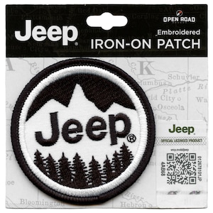 Puede incluir: Un parche de hierro bordado blanco y negro con el logotipo de Jeep con una cordillera y pinos. El parche es circular y tiene un borde blanco. El texto "Open Road Brands" y "Embroidered Iron-On Patch" es visible en el empaque.