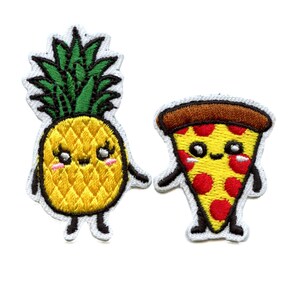 Op de afbeelding: Twee geborduurde strijkpatches, een van een ananas en een van een pizzapunt. Beide hebben cartoongezichten met glimlachende ogen en monden.