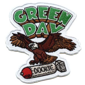 Puede incluir: Parche de logotipo de la banda Green Day con un texto 'Green Day' verde y blanco, un águila marrón con cabeza blanca volando sobre una barra de caramelo 'Dookie' roja y blanca.