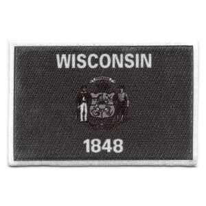 Op de afbeelding: Zwart-witte geborduurde patch met de tekst "WISCONSIN" en het jaar "1848" in wit. De patch heeft een wit embleem met een schild en twee figuren.