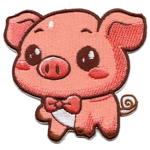 Puede incluir: Parche bordado de un cerdo rosa con una pajarita roja. El cerdo tiene ojos marrones y una cola rizada.