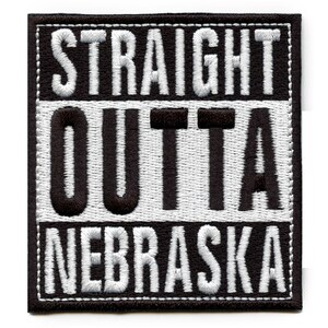 Puede incluir: Parche bordado en blanco y negro con el texto "STRAIGHT OUTTA NEBRASKA".