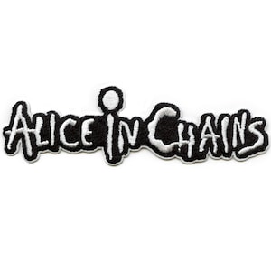 Può includere: Toppa ricamata con il nome della band "Alice in Chains" in un design stilizzato in bianco e nero. La toppa ha uno sfondo nero con scritte ricamate bianche e un bordo bianco. Ideale per giacche, borse o altri articoli in tessuto.