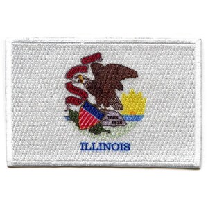 Op de afbeelding: Een witte geborduurde patch met het staatszegel van Illinois. Het zegel toont een Amerikaanse zeearend met een schild op zijn borst, een opkomende zon boven een watermassa en de woorden "State of Illinois, 1818". De woorden "ILLINOIS" zijn onder het zegel gedrukt.