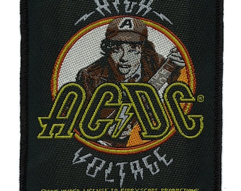 Op de afbeelding: Zwarte geborduurde patch met een gele en oranje cirkel met de tekst "High Voltage" en de bandnaam "AC/DC" in geel. In het midden van de cirkel staat een cartoonfiguur van een man met een baseballpet en een gitaar.
