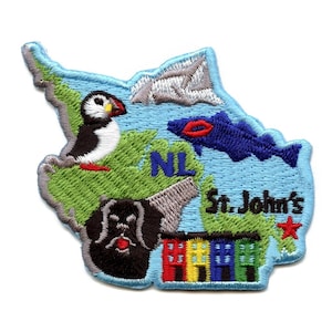 Può includere: Toppa ricamata che rappresenta una mappa stilizzata di Terranova, Canada. La toppa presenta un pulcinella di mare, un pesce, un cane e una fila di case colorate. Il testo "NL" e "St. John's" è incluso.