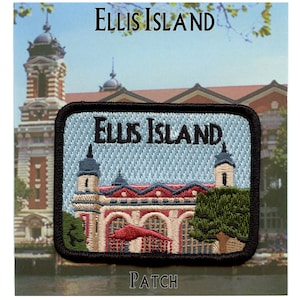 Könnte beinhalten: Gestickter Aufnäher mit einem blauen und weißen Bild von Ellis Island, New York. Der Aufnäher hat schwarze Nähte an den Rändern und den Text "Ellis Island" in schwarzen Buchstaben. Der Text "PATCH" ist unter dem Aufnäher gedruckt.