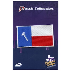 Puede incluir: Parche para planchar con la bandera del estado de Texas con una silueta blanca de un pico en un fondo azul. La bandera es roja, blanca y azul. El parche está sobre un fondo morado con el texto "Patch Collection" y "713 Exclusive Design" en blanco.