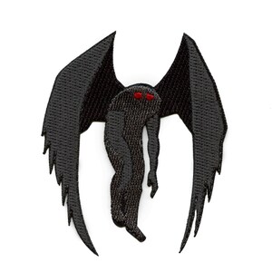 Puede incluir: Parche bordado negro de una criatura con grandes alas y ojos rojos. La criatura tiene una forma humanoide con brazos y piernas largos.