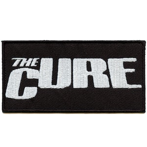 Puede incluir: Parche bordado negro con letras blancas que dicen "THE CURE".