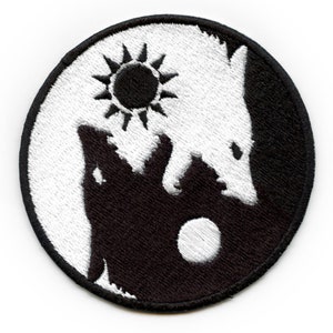 Peut inclure: Symbole yin yang noir et blanc avec un loup hurlant à la lune d'un côté et un loup hurlant au soleil de l'autre.