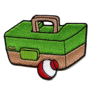 Puede incluir: Parche bordado de una caja de aparejos de pesca verde y marrón con un flotador rojo y blanco.
