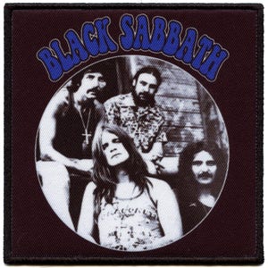 Puede incluir: Parche de la banda Black Sabbath con fondo negro y un círculo blanco que contiene una foto en blanco y negro de los miembros de la banda. El nombre de la banda está escrito en letras azules sobre el círculo.