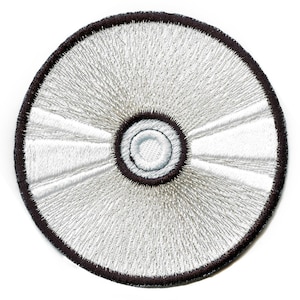 Op de afbeelding: Een witte geborduurde patch in de vorm van een CD met een zwarte rand.