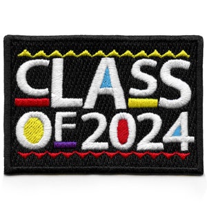 Może przedstawiać: Czarna haftowana naszywka z białym tekstem, który brzmi "CLASS OF 2024". Litery są obwiedzione czerwonym, żółtym, niebieskim i fioletowym.