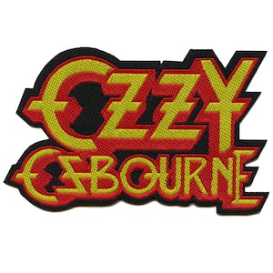 Peut inclure: Un patch brodé rouge et jaune avec le texte "OZZY OSBOURNE" dans une police de caractères audacieuse et stylisée.