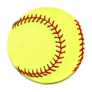 Puede incluir: Softbol amarillo con costuras rojas. La softbol está hecha de tela y tiene una superficie texturizada.
