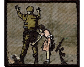 Banksy Mädchen Flicking Soldat Foto Patch Künstler Gemälde gestickt Bügelbild aa3