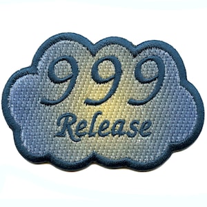 Puede incluir: Un parche bordado azul y amarillo en forma de nube con el texto "999 Release" en él.