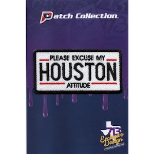 Puede incluir: Parche bordado con el texto "PLEASE EXCUSE MY HOUSTON ATTITUDE" en negro y rojo sobre fondo blanco. El parche es rectangular con un borde negro. El fondo es morado oscuro con un diseño de goteo.