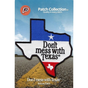 Op de afbeelding: Strijk-op patch met een witte omtrek van de staat Texas in de kleuren van de Texas-vlag, blauw, wit en rood. De tekst "Don't mess with Texas" staat in zwarte letters op de patch.