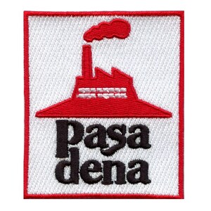 Puede incluir: Parche bordado rojo y negro con una fábrica y el texto "Pasadena" en estilo retro.