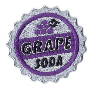Könnte beinhalten: Lila und silberfarbener gestickter Aufnäher mit einer Traube und dem Text "GRAPE SODA".