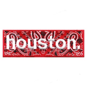 Puede incluir: Parche de estampado de bandana rojo y negro con texto bordado en blanco que dice "Houston".
