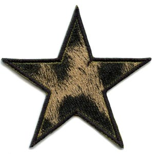 Pode incluir: Remendo em forma de estrela com um padrão de camuflagem em tons de verde e bege. O remendo tem uma borda preta. Este remendo decorativo foi projetado para ser costurado ou passado a ferro em roupas ou acessórios. A forma de estrela é um design popular.