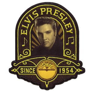Puede incluir: Un parche bordado en negro y amarillo con un retrato de Elvis Presley con el texto "Elvis Presley" en un arco amarillo sobre su cabeza y "Since 1954" debajo. El parche también presenta una etiqueta de disco amarillo con el texto "Sun Records Company" y un logotipo de gallo.