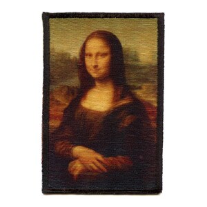Può includere: Un patch ricamato in stile vintage che presenta un ritratto della Gioconda. Il patch è incorniciato da un bordo nero e ha uno sfondo in tessuto testurizzato.