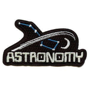 Peut inclure: Patch brodé noir avec du texte blanc qui dit "ASTRONOMY". Le patch présente un croissant de lune blanc et une constellation bleue.