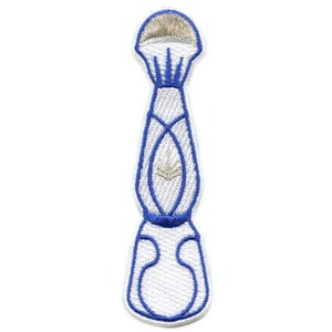 Puede incluir: Una botella de cerámica blanca con ribete azul y un diseño plateado. La botella tiene una parte superior redondeada y una base ancha.