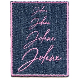 Op de afbeelding: Een jeans patch met een roze geborduurde naam "Jofene" die vier keer wordt herhaald.