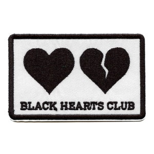 Puede incluir: Parche bordado en blanco y negro con dos corazones, uno entero y otro roto, y el texto "BLACK HEARTS CLUB".