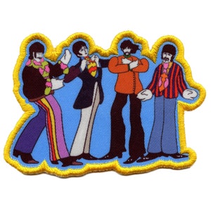 Könnte beinhalten: Ein gelber gestickter Aufnäher mit einem Cartoon-Bild der Beatles. Die vier Bandmitglieder stehen in einer Reihe, tragen bunte Kleidung und halten ihre Hände in die Luft. Der Hintergrund ist hellblau.